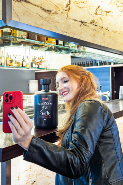Dame macht ein Selfie mit der 3 Liter sixteen92 Bio Gin Flasche.