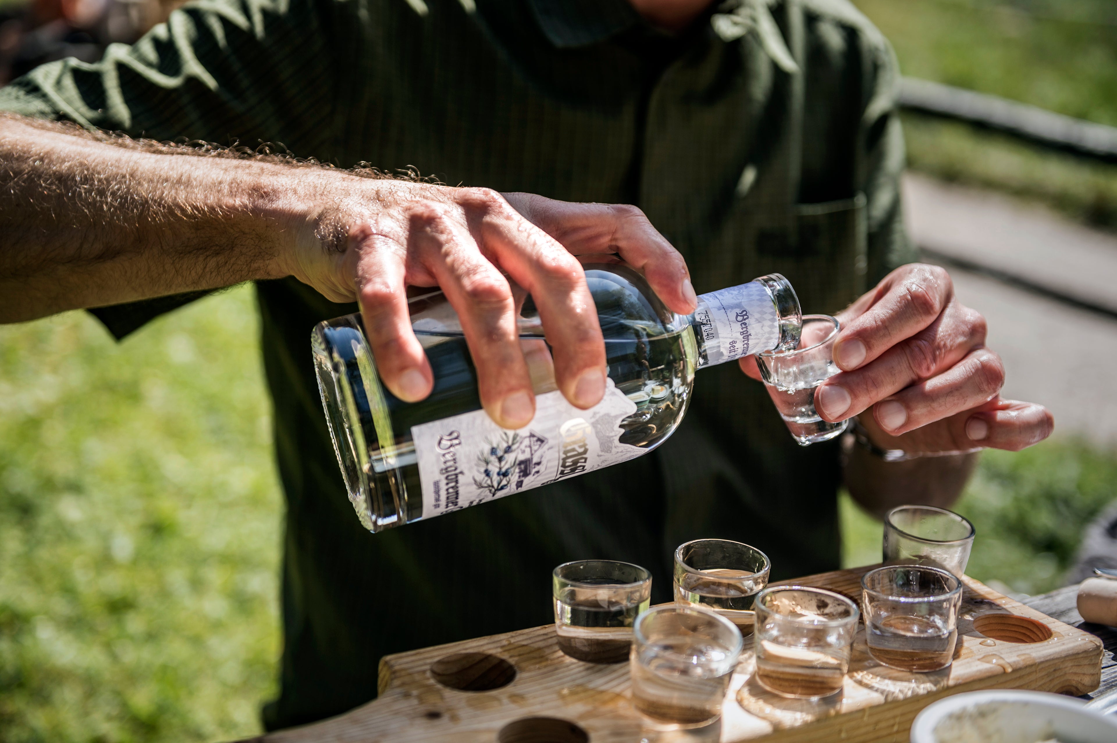 Bergbrenner Gin wird in Stamperl eingeschenkt